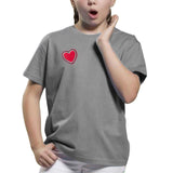 Geborduurde hart strijkpatch met liefdevol ontwerp op een grijs t-shirtje