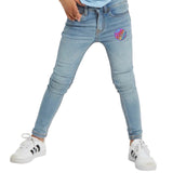 Ronde Good Vibes strijkpatch met positieve quote en geborduurde letters op een spijkerbroek