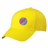 Ronde Good Vibes strijkpatch met positieve quote en geborduurde letters op een gele cap