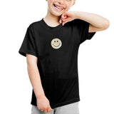 Smiley Strijk Patch Sequin Iron On op een zwart t-shirtje