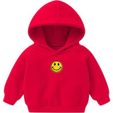 Emoji Smiley Strijk embleem Patch Happy Smile op een kleine rode baby hoodie