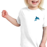 Cartoon dolfijn strijkpatch geborduurd voor kinderkleding en accessoires op een wit t-shirtje