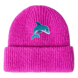 Cartoon dolfijn strijkpatch geborduurd voor kinderkleding en accessoires op een roze muts