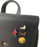 Close-up van de Cheeseburger Pin samen met drie andere pins