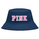 Het woord PINK van de Alfabet Strijk Letter Embleem Patches Roze Wit op een blauwe Bucket Hat