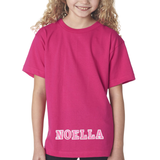 De Naam Noella van de Alfabet Strijk Letter Embleem Patches Roze Wit op een roze t-shirt