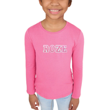 Het woord ROZE van de Alfabet Strijk Letter Embleem Patches Roze Wit op een roze longsleeve