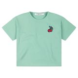 Kersen Fruit Strijk Embleem Patch op een groen shirtje