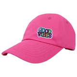 Good Vibes Tekstwolk Strijk Embleem Patch op een roze cap