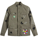 Hartje Strijk Embleem Patch Applicatie Mint Groen Medium samen met de 10 andere kleurvarianten op een legergroene jas