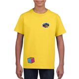 Back to The 80s Tekstwolk Strijk Embleem Patch samen met een Rubik kubus op een geel t-shirt