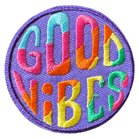 Ronde Good Vibes strijkpatch met positieve quote en geborduurde letters