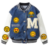 Emoji Smiley Ooh Nee Emotie Strijk Embleem Patch samen met andere emoji strijk patches op op een baseball jasje van spijkerstof