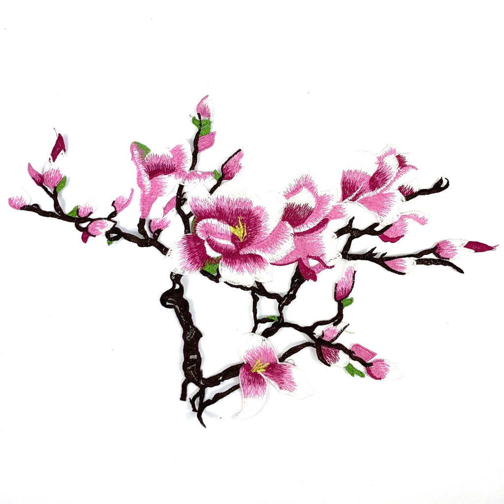 Opnaai patch van een magnolia bloesemtak rechts met geborduurde details