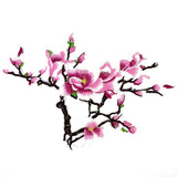 Opnaai patch van een magnolia bloesemtak rechts met geborduurde details