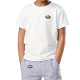 Kroon Kroontje Strijk Embleem Patch op een wit t-shirt en een korte grijze broek
