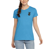 Peace Vingers Strijk Embleem Patch op een blauw t-shirt