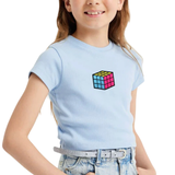 Rubik Kubus Strijk Embleem Patch op een lichtblauw t-shirtje