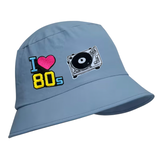 Platenspeler Draaitafel Grammofoon Pick-up Strik Embleem Patch samen met een i love 80s strijk patch op een blauwe Bucket Hat