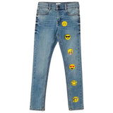 Emoji Smiley Strijk embleem Patch Hartjes Ogen samen met andere patches uit dezelfde serie op de broekspijp van een spijkerbroek