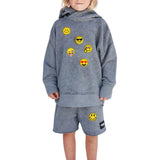 Emoji Smiley Strijk Embleem Patch Roze Tong samen met andere emoji patches uit deze serie op een grijze hoodie en kortebroek