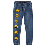 Emoji Smiley Strijk embleem Patch Tranen Lachen samen met andere emoji strijk patches op de broekspijpen van een kleine spijkerbroek