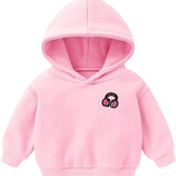 samen met een paillette regenboog patch op de spijkerbroek op een kleine roze baby hoodie