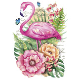 Strijk Applicatie van een Roze Flamingo in een Tropisch decor van bladeren, bloemen en vlinders. 