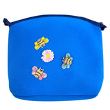 Bij Bijen Bijtje Strijk Embleem Patch Roze samen met twee nadere kleuren van deze patch op een blauw toilettasje