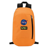 Nasa Tekst Embleem Strijk Patch Goud Zwart samen met het ronde NASA embleem op een oranje rug / sporttas