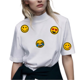 Emoji Smiley Knipoog Lach Emotie Strijk Embleem Patch samen met drie varianten op een wit t-shirt