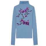 Magnolia Bloesem Bloemen Tak XXL Strijk Embleem Patch Paars op een blauwe longsleeve met col