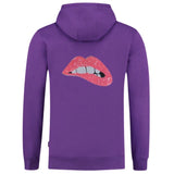 Mond Bijt Op Lip Pailletten Strijk Embleem Patch Licht Roze op de achterzijde van een paarse hoodie