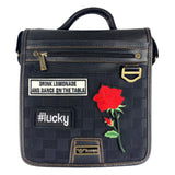 Lucky Hashtag Strijk Embleem Patch Zwart Wit samen met een roos en andere tekst strijk patch op een zwarte canvas tas