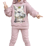 Lama Queen Tekst Strijk Applicatie op een roze hoodie