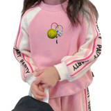 Tennis Club Strijk Applicatie Small op een roze sweater voor kinderen