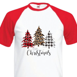 Kerst Kerstbomen Merry Christmas Strijk Applicatie op een wit t-shirt met rode korte mouwen
