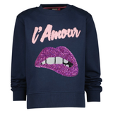 Mond Tand Bijt Op Lip XL Paillette Strijk Patch Applicatie Roze op een donkerblauwe sweater met L' Amour tekst